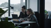 Saskia De Merindol (Katie McGrath l.) und Melanie Heyward (Abbie Cornish)  Die Verwendung des sendungsbezogenen Materials ist nur mit dem Hinweis und Verlinkung auf RTL+ gestattet.