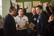 Fu&szlig;ball-Weltmeisterschaft in Bern 1954: Adi Dassler (Ken Duken, r.) platzt in die Kabine der Nationalmannschaft und verk&uuml;ndet, dass es regnet. Sepp Herberger (Christoph Gareisen, l.) und Helmut Rahn (Martin Krah, 2.v.l.) freuen sich mit Adi und der Mannschaft.