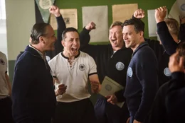 Fu&szlig;ball-Weltmeisterschaft in Bern 1954: Adi Dassler (Ken Duken, r.) platzt in die Kabine der Nationalmannschaft und verk&uuml;ndet, dass es regnet. Sepp Herberger (Christoph Gareisen, l.) und Helmut Rahn (Martin Krah, 2.v.l.) freuen sich mit Adi und der Mannschaft.