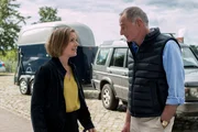 Lena Testorp (Anna von Haebler, l.) ist überrascht, als ihr Vater, Klaus Testorp (Thomas Schendel, r.), vor dem Präsidium auftaucht. Er will sie unbedingt zum Abendessen treffen und zwar mit ihrem "neuen Freund". Das kann schwierig werden.