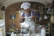 F&uuml;r die Wahl zum neuen "B&auml;rst&auml;dter Kartoffelk&ouml;nig" versucht sich Peter (Peter Lustig) in der K&uuml;che seines Bauwagens.
