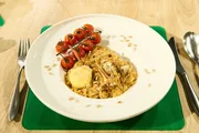 Leibgericht von Sophia Leidhold: Gorgonzola-Lauch-Orzotto mit gebackenem Eigelb, Ofentomaten, gerösteten Sonnenblumenkernen und Lauchstroh