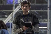 Wird es Liam (Charlie Rowe) und seinem Professor gelingen, den benötigten elektromagnetischen Antrieb in nur sechs Tagen funktionsfähig zu machen, bevor die Regierung eine andere Methode wählt?