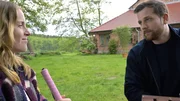 Paul (Christoph Schechinger) diagnostiziert eine Angststörung bei Ina (Paula Kalenberg).