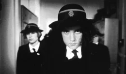 Pauline Parker (Melanie Lynskey, r.)