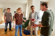 Stefan Vollmer (Hendrik Duryn, r.) und Michael (Gabriel Merz) sind bei Sascha (Lennart Betzgen, l.) und seiner Mutter (Theresa Scholze). Der Ex von Saschas Mutter stalkt die Familie. Michael hat einen Plan. Frau Frege ist jedoch skeptisch.