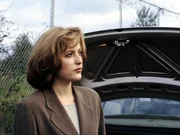 Die FBI-Agentin Scully (Gillian Anderson) und der FBI-Agent Fox Mulder wundern sich, dass der vermisste Testpilot plötzlich wieder zu Hause auftaucht ...