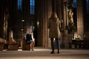 Von links: Die Vikarin (Lisa Oertel) wird von Wanda Goldwasser (Eli Wasserscheid) in der Kirche befragt.