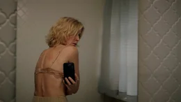 Am Morgen danach: Martina (Maria Furtw&auml;ngler) macht Beweisfotos.