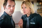 Melanie (Sanna Englund) und Mattes (Matthias Schloo) versuchen, die Augenzeugin ausfindig zu machen, die die Vergewaltigung von Julia Schneider bestätigen kann. Melanie (Sanna Englund) und Mattes (Matthias Schloo) versuchen, die Augenzeugin ausfindig zu machen, die die Vergewaltigung von Julia Schneider bestätigen kann.