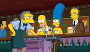 Nach seiner Karriere ist Moe (2.v.l.) wieder zurück in seiner Bar, wo er Besuch von Homer (3.v.l.), Marge (M.) und Mr. Murdock (2.v.r.) bekommt ...