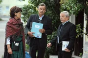 Rosi und Bürgermeister Schattenhofer blitzen bei Gerstl ab. Von links: Rosi Brunner (Brigitte Walbrun), Lorenz Schattenhofer (Werner Rom) und Gerstl (Gerd Lohmeyer). Rosi und Bürgermeister Schattenhofer blitzen bei Gerstl ab. Von links: Rosi Brunner (Brigitte Walbrun), Lorenz Schattenhofer (Werner Rom) und Gerstl (Gerd Lohmeyer).