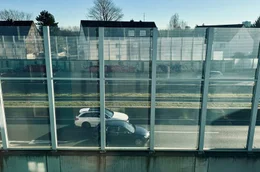 Brennpunkt Autobahn: Die A40 in Essen durchtrennt mehrere Stadtviertel. Die Wohnh&auml;user stehen teilweise nur wenige Meter vom Fahrbahnrand entfernt.