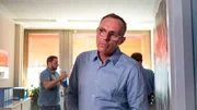 Karl Wittler (Dirk Martens) ist Leiter des Jugendamtes, das das Opfer an die Pflegefamilie Heswald vermittelt hat, die nun gegen ihn klagt.