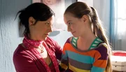 Mia (Julia Niegel, re.) versucht ihre Mutter Caro (Jule Ronstedt) aufzumuntern.