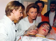 Auf dem Weg zur Trauung geraten die Braut und ihr zukünftiger Schwager in einen Autounfall. Dr. Kathrin Globisch und Oberschwester Ingrid leiten die Behandlung ein.