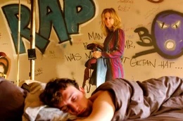 Linda (Marlene Morreis) nach dem One-Night-Stand mit Hagen (Nils Hohenh&ouml;vel).
