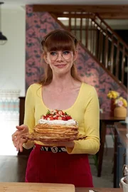 Mary präsentiert ihren Kuchen.