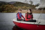 Die Geschwister Joe (Max True, l.) und Louisa (Harriet Cains, r.) machen einen Ausflug zu einer Segelschule, die sich in der Nähe des Safe Houses befindet. Dort begehen sie einen fatalen Fehler.