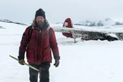 Der Forscher Overg&aring;rd (Mads Mikkelsen) hat den Absturz zwar weitestgehend unverletzt &uuml;berstanden, ist nun aber auf sich allein gestellt.