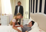 Trotz der aufopfernden Pflege von Theresa (Ines Lutz, M.), hält Michael (Erich Altenkopf, hinten) es für einen Fehler, dass "Moritz" (Moritz Tittel, r.) nicht ins Krankenhaus geht.