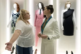 L - R: Rebel Wilson als Penny, Anne Hathaway als Josephine