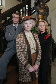 v.li.: Inspector Tom Campbell (John Hannah), Miss Jane Marple (Geraldine McEwan), Lucy Eyelesbarrow (Amanda Holden).