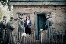 B&auml;uerin Magda (Elisabeth Duda), die Jurek bei sich versteckt, wird von der Gestapo unter Druck gesetzt.