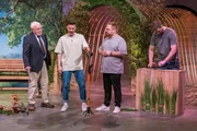 V.l.: Phil Janßen, Philipp Battisti und Thorben Engel präsentieren STEETS, die Abstellhilfe für Gehstützen. Sie erhoffen sich ein Investment von 300.000 Euro für 15 Prozent der Firmenanteile. Phils Großvater Heinz Schlechtingen unterstützt die drei bei ihrem Pitch. V.l.: Phil Janßen, Philipp Battisti und Thorben Engel präsentieren STEETS, die Abstellhilfe für Gehstützen. Sie erhoffen sich ein Investment von 300.000 Euro für 15 Prozent der Firmenanteile. Phils Großvater Heinz Schlechtingen unterstützt die drei bei ihrem Pitch.