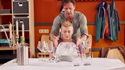 Stefan Vollmer (Hendrik Duryn, oben) coacht Luis (Julius Nitschkoff) in Sachen Restaurant-Manieren; Luis soll sich als Verlagserbe Niklas ausgeben und Roses Schulführung loben.