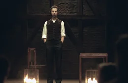 Als der ber&uuml;hmte Magier Eisenheim (Edward Norton) zuf&auml;llig auf seine Jugendliebe trifft, die mittlerweile mit dem &ouml;sterreichischen Kronprinzen Leopold liiert ist, beginnt f&uuml;r ihn eine Romanze, die ebenso sinnlich wie gef&auml;hrlich ist ...