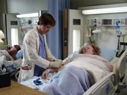 Bevor Annie (Alex Alexander, r.) an ihrem 60 Pfund schweren Tumor operiert wird, muss George (T.R. Knight, l.) noch einige Untersuchungen vornehmen ...