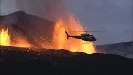 Jeder Ausbruch verdeutlicht die ungeheure Kraft der Vulkane &ndash; und die Gefahr, die von ihnen ausgeht. Weltweit leben mehr als 800 Millionen Menschen in der Nachbarschaft solcher gef&auml;hrlichen Feuerberge.