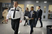 Watson (Lucy Liu, M.), Detective Bell (Jon Michael Hill, 2.v.r.) und Holmes (Jonny Lee Miller, r.) machen sich auf die Suche nach dem entflohenen Häftling. Ist er der Mörder? Watson (Lucy Liu, M.), Detective Bell (Jon Michael Hill, 2.v.r.) und Holmes (Jonny Lee Miller, r.) machen sich auf die Suche nach dem entflohenen Häftling. Ist er der Mörder?