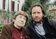 Commissario Brunetti (Uwe Kockisch) sorgt sich um seine Mutter (Christel Peters), in deren Altenheim verd&auml;chtig viele &auml;ltere Menschen "sanft entschlafen".