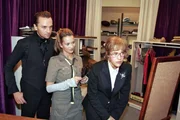 Mit Hilfe von Hugo (Hubertus Regout, l.) und Hannah (Laura Osswald, M.) versucht Lisa (Alexandra Neldel, r.) sich für den TV-Auftritt zurechtzumachen. Mit Hilfe von Hugo (Hubertus Regout, l.) und Hannah (Laura Osswald, M.) versucht Lisa (Alexandra Neldel, r.) sich für den TV-Auftritt zurechtzumachen.