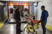 Bei ihren Ermittlungen finden Callen (Chris O'Donnell, r.) und Sam (LL Cool J, l.)  heraus, dass Jasmine Garcia, die Gabriel Mir angefahren und entführt hat, während ihrer Dolmetschertätigkeit in Afghanistan auf amerikanische Frauen gestoßen ist, die als IS-Bräute bzw. Sklavinnen nach Afghanistan verkauft worden sind. Doch was hat Gabriel Mir (James Sayess, M.) damit zu tun?