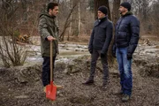 Theo Renner (Michel Guillaume, r.) und Dominik Morgenstern (Joscha Kiefer, M.) stellen Markus Meiser (Louis Nitsche, l.) am Flaucher.