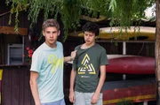 Niklas (Noah Calvin, r.) kann nicht glauben, dass sein Freund Josh (Philipp Noah Schwarz, l.) verd&auml;chtigt wird.
