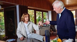 Im Gegensatz zu G&uuml;nter (G&uuml;nther Maria Halmer, re), kommt Marianne (Senta Berger, li.) noch an ihre Fu&szlig;spitzen.