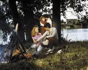 Shirley (Martine Kelly) hat bald genug vom Kontrollwahn Bosquiers, rei&szlig;t aus und ger&auml;t auf ihrer Flucht eher zuf&auml;llig auf das Segelboot von Philippe (Francois Leccia) und seinen Freunden. Sie verliebt sich in den Jungen, der sich ihr als Stephane Michonnet vorstellt und schlie&szlig;t sich der Segelgemeinschaft auf ihrer Reise an.