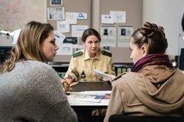 Als auf einer fragw&uuml;rdigen Website Nacktfotos der 16-j&auml;hrigen Lara (Aleen K&ouml;tter, r.) auftauchen, setzt ihre Mutter (Felicitas Woll, l.) alles daran, dem Betreiber der Plattform dies zu untersagen. Doch weder die Polizei (Dana Geissler, M.) noch die Anw&auml;lte k&ouml;nnen ihr dabei helfen, denn die Urheber dieser Seiten sitzen irgendwo in Asien ...