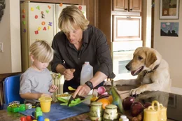 Marley sieht interessiert zu, wie John (Owen Wilson, Mi.) seinem Sohn Conor (Ben Hyland) Fr&uuml;hst&uuml;ck macht.