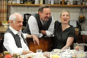 Beim von Vera organisierten Geburtagsessen für Annalena feiern Joseph, Gregor und Vera das Geburtstagskind. Von links: Joseph (Michael Vogtmann), Gregor (Holger Matthias Wilhelm), Vera (Sybille Waury).