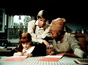 John-Boy (Richard Thomas, M.) bringt Verdie (Lynn Hamilton, r.) Schreiben und Lesen bei - was nicht lange geheim bleiben soll ...