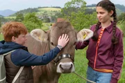 Die Freunde Tadeo (Kajetan Filip Simon, l.) und Ronja (Kaya V&ouml;lkers, r.) konkurrieren im &ouml;rtlichen Kuhwettbewerb um den ersten Platz. Den Titel hat Ronjas Kuh schon mehrfach errungen. Hat Tadeos Hermine trotzdem eine Chance?