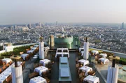 Auf dem Dach eines Wolkenkratzers in Bangkok entstand die Bar „The Dome“: Hier treffen Hollywood und Bollywood aufeinander. Auf dem Dach eines Wolkenkratzers in Bangkok entstand die Bar „The Dome“: Hier treffen Hollywood und Bollywood aufeinander.
