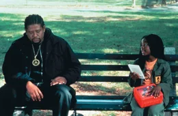 Ghost Dog (Forest Whitaker) hat Verst&auml;ndnis f&uuml;r die Menschen in seinem multikulturellen Viertel hier mit Pearline (Camille Winbush, re.).