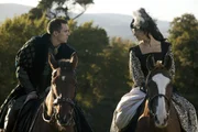 Die Scheidung ist noch immer nicht vollzogen und Anne Boleyn (Natalie Dormer, r.) wird immer ungeduldiger. Da übergibt sie Henry (Jonathan Rhys Meyers, l.) ein geheimes Buch. Kurze Zeit später enthebt der Monarch Kardinal Wolsey all seiner Ämter ... Die Scheidung ist noch immer nicht vollzogen und Anne Boleyn (Natalie Dormer, r.) wird immer ungeduldiger. Da übergibt sie Henry (Jonathan Rhys Meyers, l.) ein geheimes Buch. Kurze Zeit später enthebt der Monarch Kardinal Wolsey all seiner Ämter ...