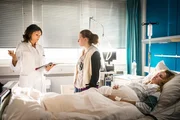 Jasmin (Gerit Kling, l.) klärt Britta (Vivien Fröhlich, M.) über den Zustand ihrer vermeintlichen „Schwester“ Annalena (Zarina Zöller, r.) auf.